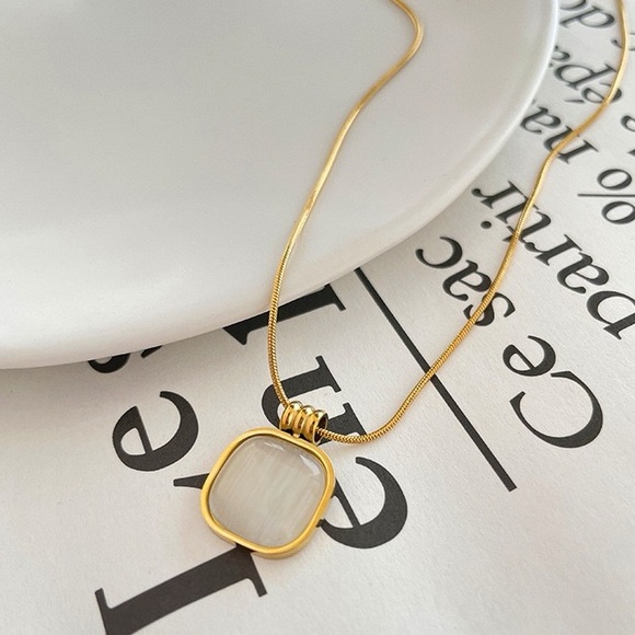 NEW💎18K Gold Plated Square Pendant Necklace*Dainty Necklace - Picture 4 of 7